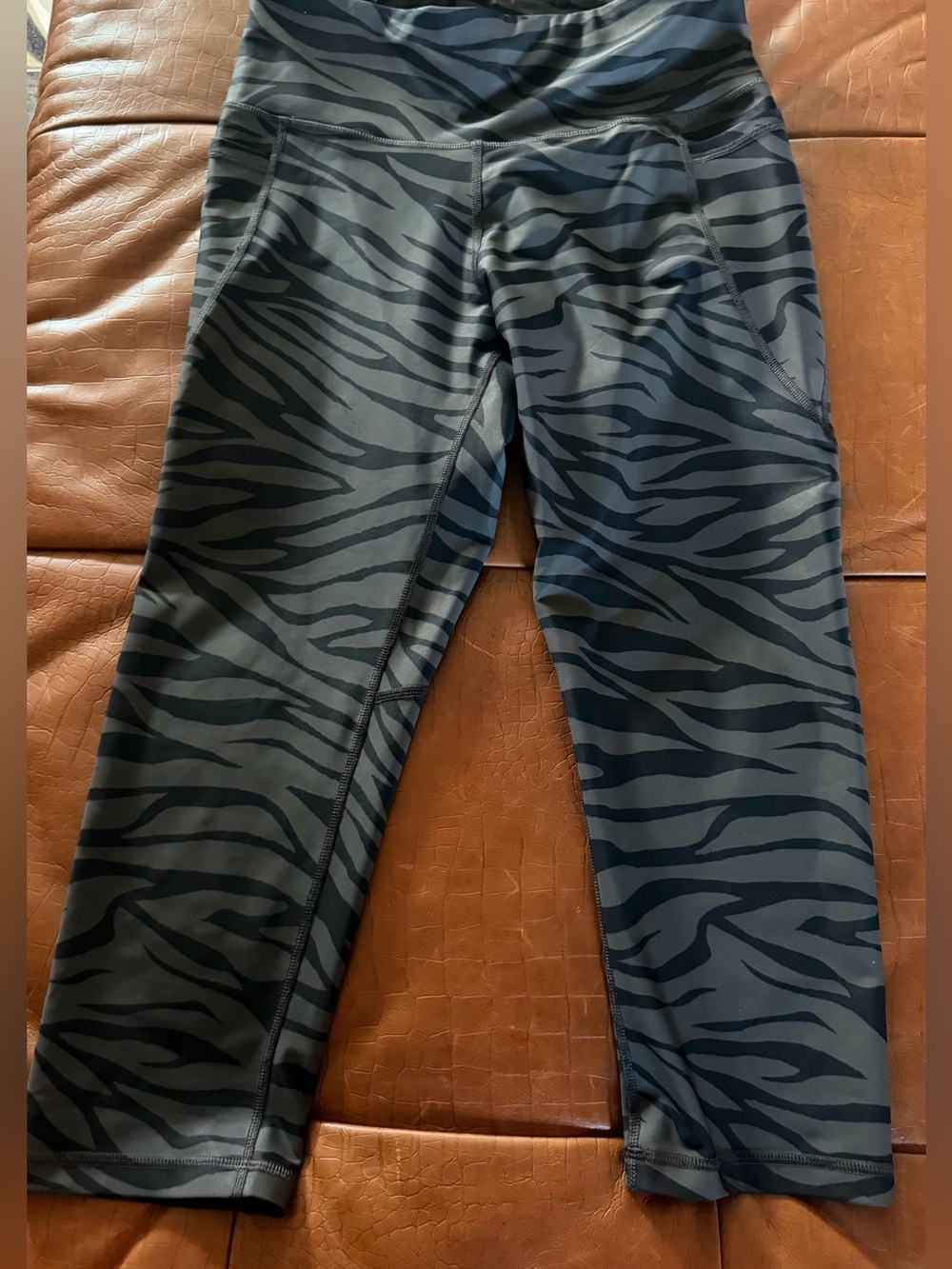 Old Navy Women’s Dark Gray Zebra-Print Leggings with Pockets large